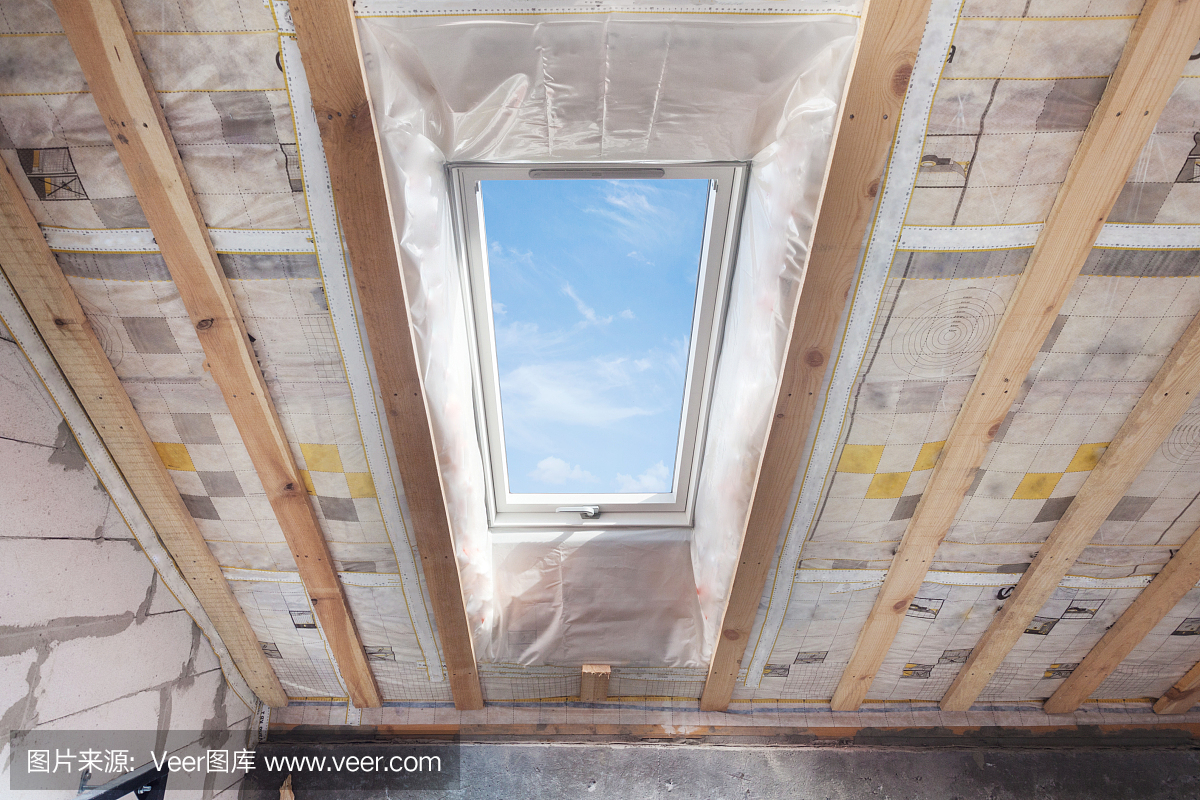 采用环保节能天窗的曼萨德,对着蓝天。正在建设的房间,有木梁、木板和窗户