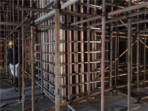 建筑工地木工支模怎样校柱子