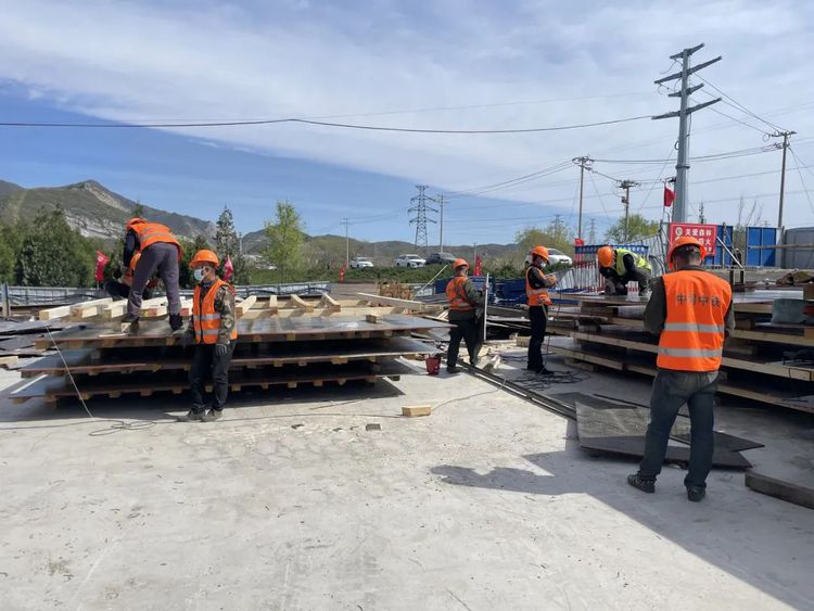 国道109新线高速军庄互通立交主线桥加速建设，绿化园林同步推进