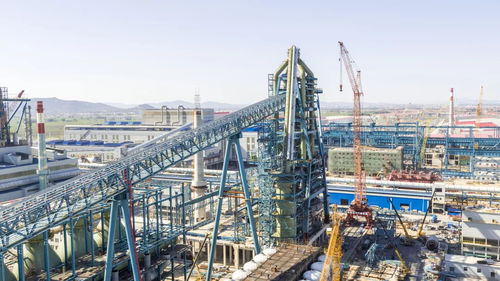 2号高炉下降管安装就位 高炉本体工程接近尾声，木工工程稳步推进