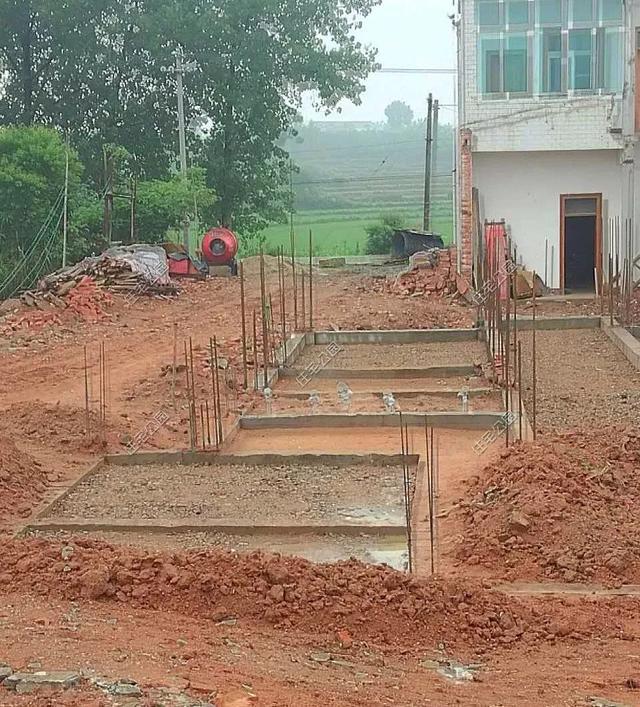 乡村建房难题 崔先生自改图纸遇困，老木工现场指点迷津