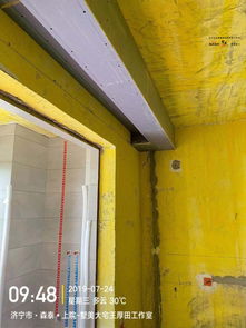 森泰御城上院 木工吊顶工程正常施工中,正在进行客餐厅吊顶以及压线的制作